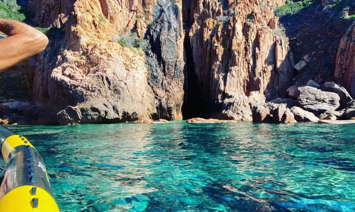 Sortie en mer en Corse : quels sont les lieux incontournables à visiter ?