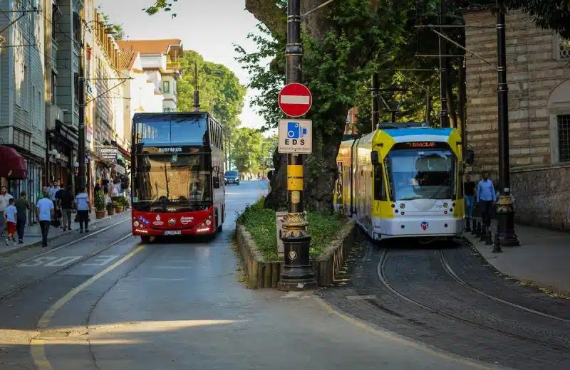 Les multiples atouts des transports en commun lors d’un voyage urbain