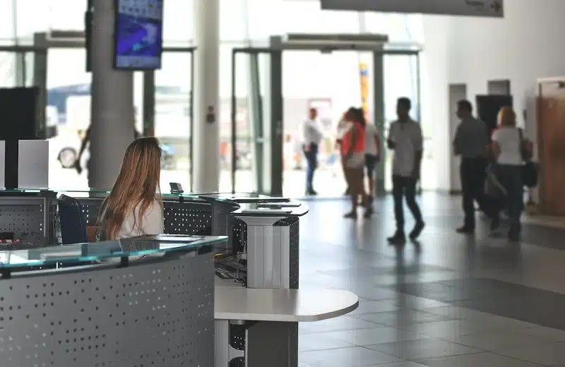 Éviter les files d’attente et les retards aux contrôles de sécurité dans les aéroports : Guide pratique pour un voyage sans stress