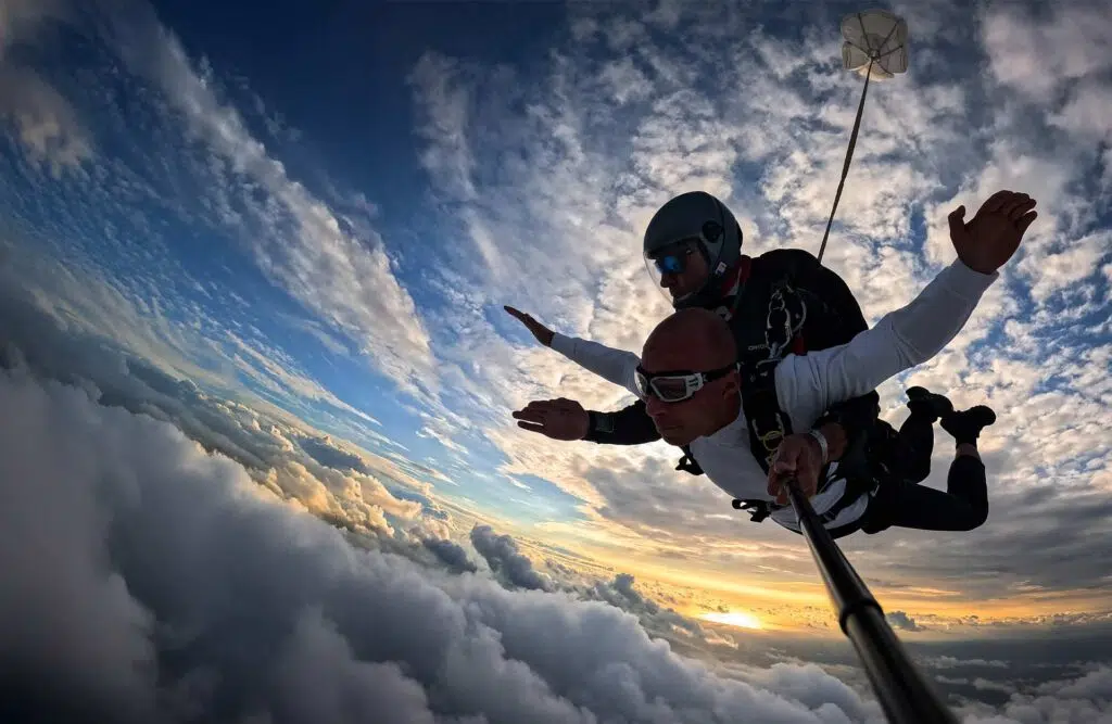 Chute libre en parachute au-dessus de la côte Atlantique
