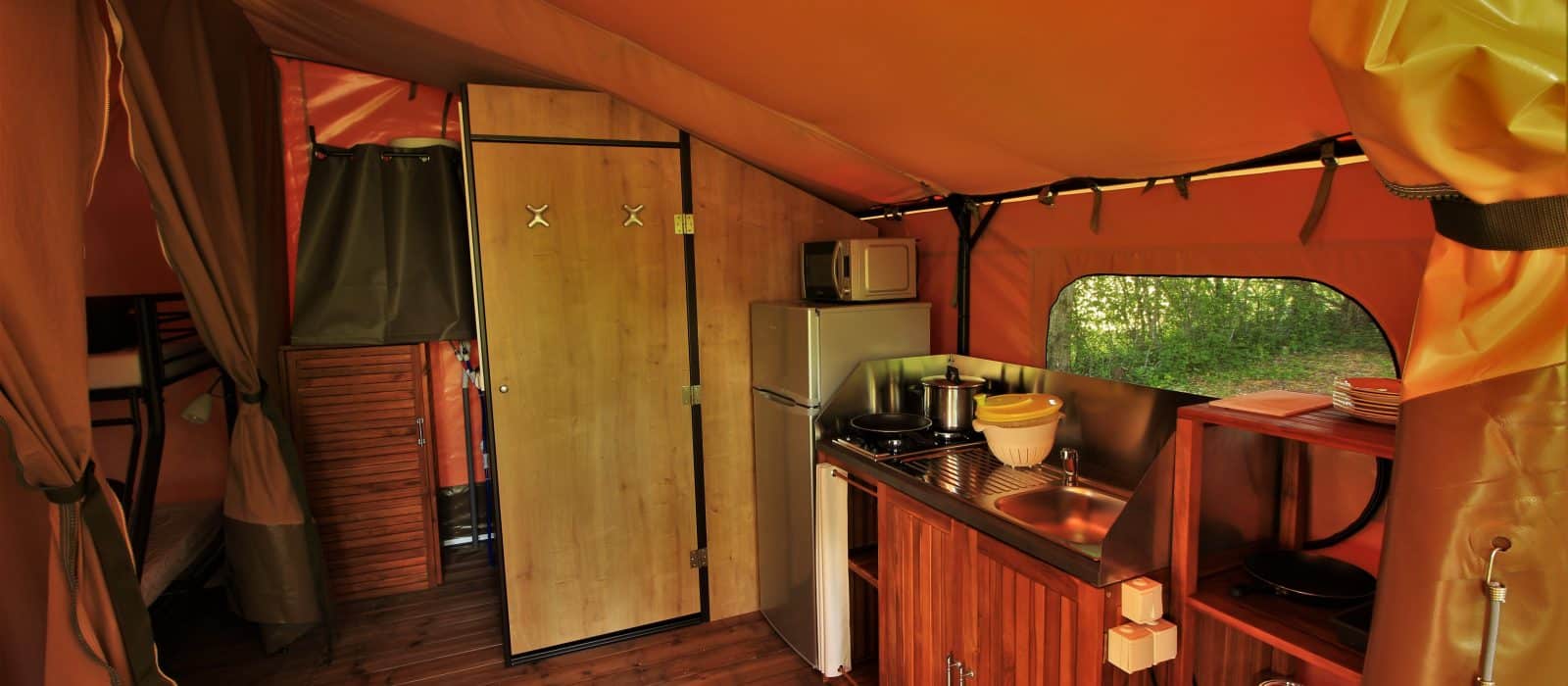 Faire la cuisine dans une tente en camping
