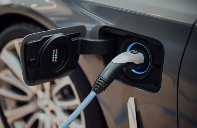 Conduire une voiture électrique à Paris : se garer et recharger son réservoir