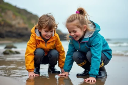 Jeunes enfants explorant les bassins à marée basse en Bretagne