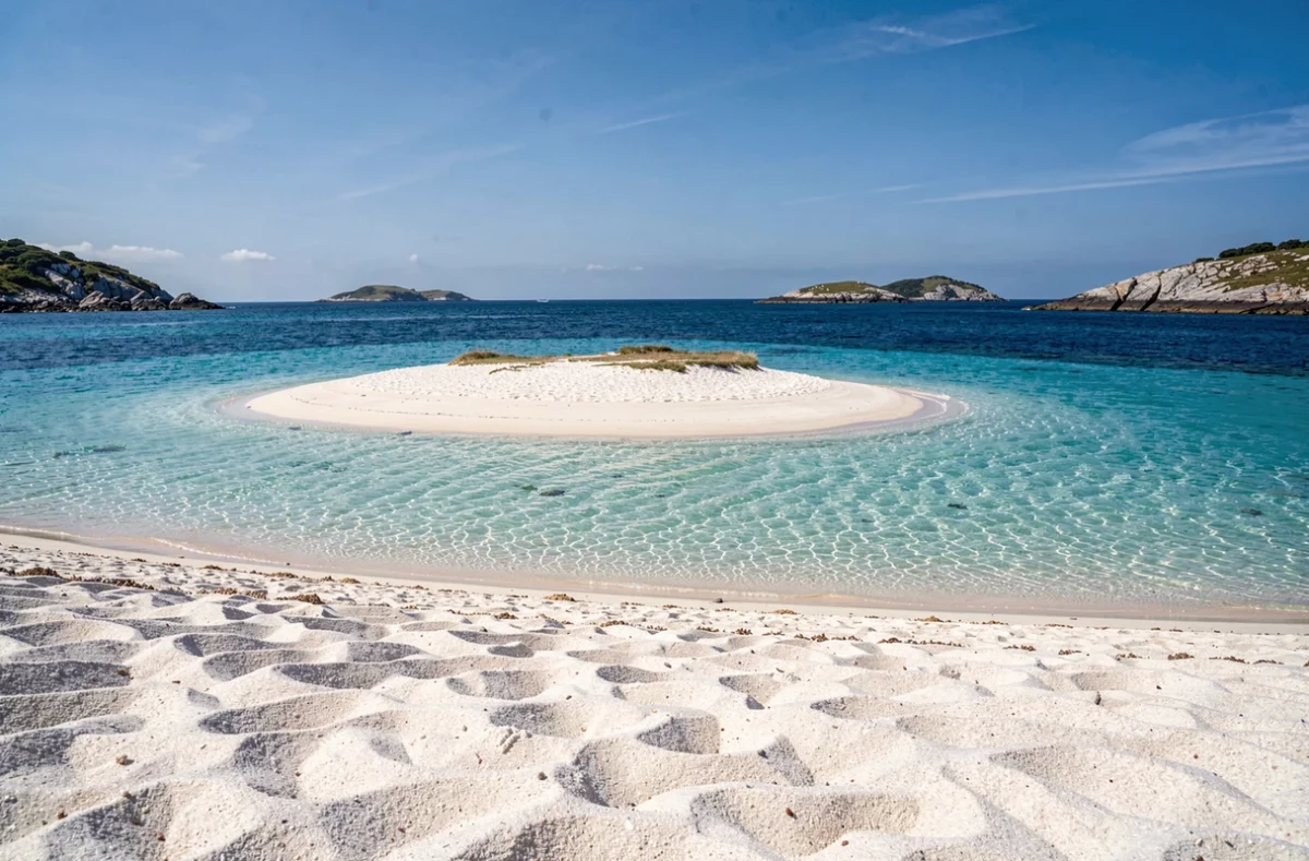 La plage de Saint-Nicolas dans l'archipel des Glénan, avec ses eaux turquoise cristallines et son sable blanc immaculé