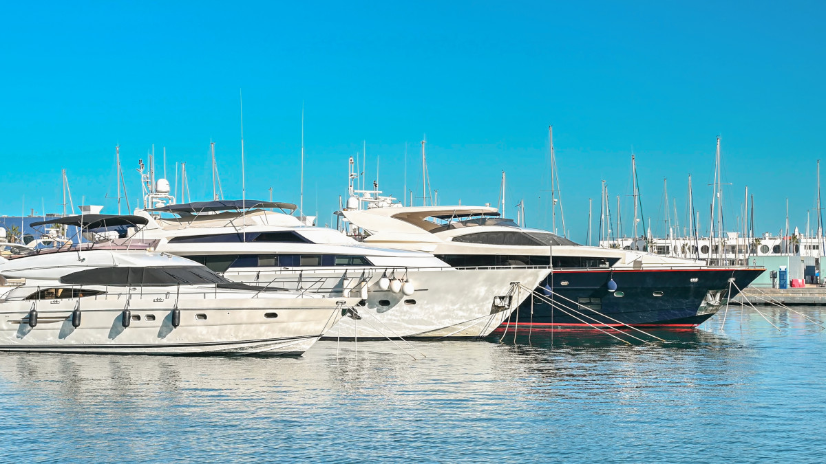 plusieurs yachts dans un port