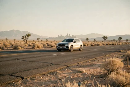 SUV roulant sur l'Interstate 15 à travers le désert Mojave en direction de Las Vegas au coucher du soleil