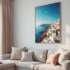 Mur de salon avec poster vibrant de Santorini en style moderne